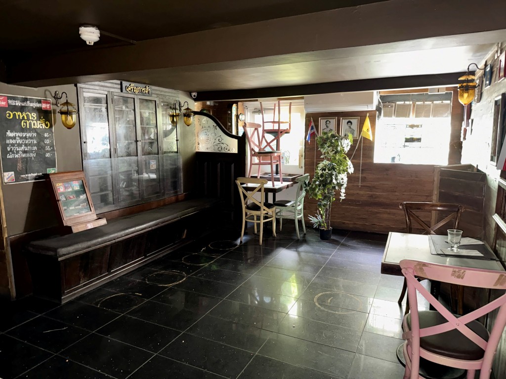 Lot: 24 - VACANT COMMERCIAL UNIT WITH POTENTIAL - Lower ground floor seating area